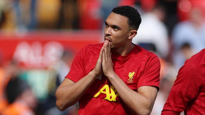 Soccer Football - Premier League - Liverpool v Tottenham Hotspur - Anfield, Liverpool, Britain - April 27, 2025 Liverpools Trent Alexander-Arnold during warm up before the match REUTERS/Phil Noble EDITORIAL USE ONLY. NO USE WITH UNAUTHORIZED AUDIO, VIDEO, DATA, FIXTURE LISTS, CLUB/LEAGUE LOGOS OR LIVE SERVICES. ONLINE IN-MATCH USE LIMITED TO 120 IMAGES, NO VIDEO EMULATION. NO USE IN BETTING, GAMES OR SINGLE CLUB/LEAGUE/PLAYER PUBLICATIONS. PLEASE CONTACT YOUR ACCOUNT REPRESENTATIVE FOR FURTHER DETAILS..