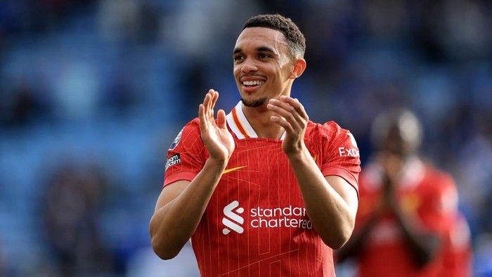 Trent Alexander-Arnold Soccer Football - Premier League - Leicester City v Liverpool - King Power Stadium, Leicester, Britain - April 20, 2025 Liverpools Trent Alexander-Arnold celebrates after the match Action Images via Reuters/Andrew Boyers EDITORIAL USE ONLY. NO USE WITH UNAUTHORIZED AUDIO, VIDEO, DATA, FIXTURE LISTS, CLUB/LEAGUE LOGOS OR LIVE SERVICES. ONLINE IN-MATCH USE LIMITED TO 120 IMAGES, NO VIDEO EMULATION. NO USE IN BETTING, GAMES OR SINGLE CLUB/LEAGUE/PLAYER PUBLICATIONS. PLEASE CONTACT YOUR ACCOUNT REPRESENTATIVE FOR FURTHER DETAILS..