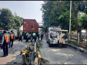 Truk Kontainer Pecah Ban Berujung Hantam Separator Busway di Jakbar Truk Kontainer Pecah Ban Berujung Hantam Separator Busway di Jakbar