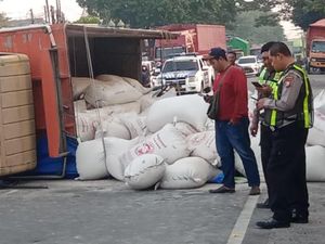 Truk Muat Tepung Terguling di Jalan Gempol-Pandaan Pasuruan