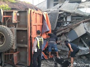 Truk Tronton Tabrak 2 Rumah di Sidoarjo gegara Sopir Ngantuk