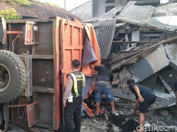 Truk Tronton Tabrak 2 Rumah di Sidoarjo gegara Sopir Ngantuk