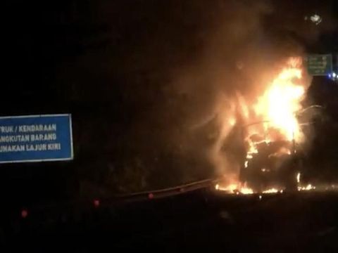 Truk milik TNI terbakar disertai ledakan di Tol Gempol - Pandaan pada Senin (5/5/2025). (dok. Istimewa)