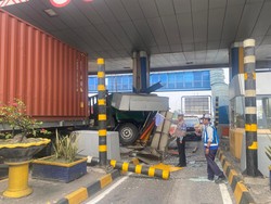 Truk Trailer Hantam Gardu Tol Waru, Sopir Diduga Ngantuk