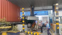 Truk Trailer Ringsek Tabrak Gardu Tol Waru