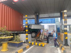 Truk Trailer Ringsek Tabrak Gardu Tol Waru Truk Trailer Ringsek Tabrak Gardu Tol Waru