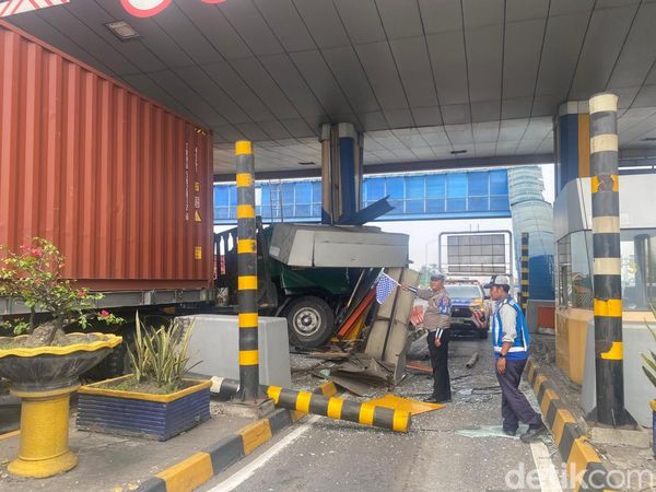 Truk Trailer Ringsek Tabrak Gardu Tol Waru