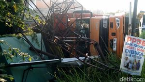 Dua Rumah Ringsek Ditabrak Truk di Sidoarjo
