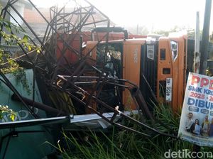 Dua Rumah Ringsek Ditabrak Truk di Sidoarjo