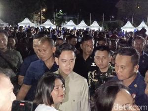 Gibran Tak Beri Sambutan Saat di Kupang, Cuma Layani Swafoto Bareng Warga Gibran Tak Beri Sambutan Saat di Kupang, Cuma Layani Swafoto Bareng Warga