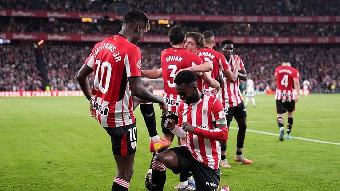 BILBAO, SPAIN - APRIL 13: Nico Williams of Athletic Club celebrates scoring his teams second goal with teammate Inaki Williams during the LaLiga match between Athletic Club and Rayo Vallecano at Estadio de San Mames on April 13, 2025 in Bilbao, Spain. (Photo by Juan Manuel Serrano Arce/Getty Images)