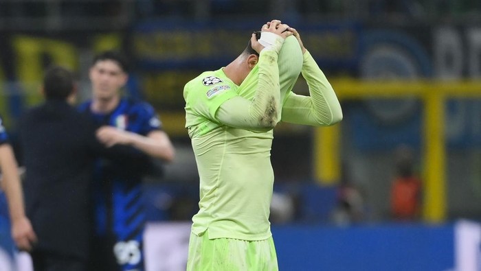 MILAN, ITALY - MAY 6: Pau Victor of FC Barcelona reacts after his teams 4-3 defeat to FC Internazionale after the UEFA Champions League 2024/25 Semi Final Second Leg match between FC Internazionale Milano and FC Barcelona at Giuseppe Meazza Stadium on May 6, 2025 in Milan, Italy. (Photo by Stefano Guidi/Getty Images)