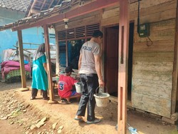 Aksi Polres Batang Renovasi Rumah Mbah Latri di Warungasem