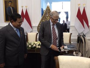 Momen Bill Gates Beri Hadiah Spesial untuk Bobby Kertanegara Momen Bill Gates Beri Hadiah Spesial untuk Bobby Kertanegara