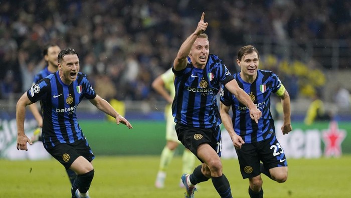 MILAN, ITALY - MAY 06:  Davide Frattesi of FC Internazionale celebrates his first goal during the UEFA Champions League 2024/25 Semi Final Second Leg match between FC Internazionale Milano and FC Barcelona at Giuseppe Meazza Stadium on May 06, 2025 in Milan, Italy. (Photo by Pier Marco Tacca/Getty Images)