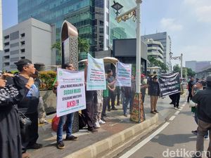 Eks Karyawan Bakrie Telecom Gelar Demo, Ini 5 Tuntutannya Eks Karyawan Bakrie Telecom Gelar Demo, Ini 5 Tuntutannya