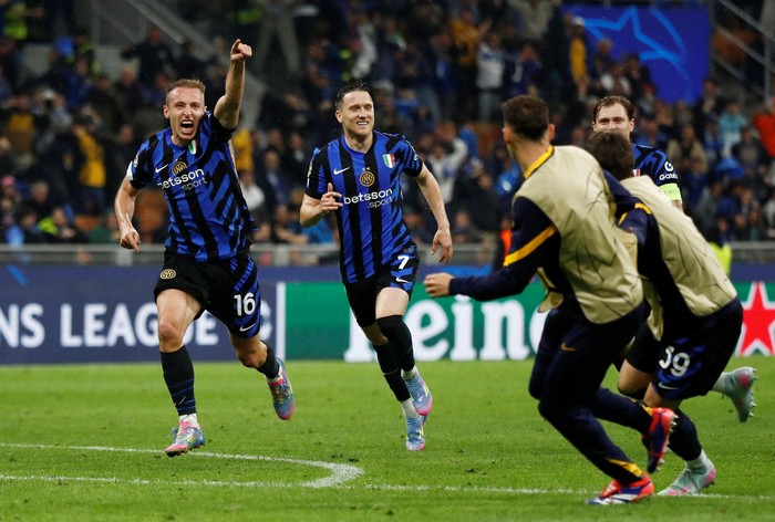 Euforia Pemain Inter Milan Melaju ke Final Liga Champions Soccer Football - Champions League - Semi Final - Second Leg - Inter Milan v FC Barcelona - San Siro, Milan, Italy - May 6, 2025 Inter Milans Yann Bisseck with teammates celebrate after the match REUTERS/Alessandro Garofalo