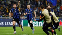 Barca di atas angin setelah Raphinha menciptakan gol ketiga pada empat menit terakhir. Gol injury time Francesco Acerbi membawa Inter menyeimbangkan permainan sekaligus agregat jadi 6-6. REUTERS/Alessandro Garofalo