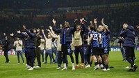 Kemenangan ini mengantarkan Inter Milan ke final Liga Champions untuk kedua kalinya dalam tiga musim terakhir. Si Ular juga mengandaskan mimpi Barcelona meraih treble winners. REUTERS/Alessandro Garofalo