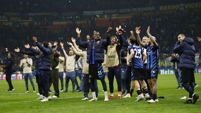 Euforia Pemain Inter Milan Melaju ke Final Liga Champions Soccer Football - Champions League - Semi Final - Second Leg - Inter Milan v FC Barcelona - San Siro, Milan, Italy - May 6, 2025 Inter Milans Yann Bisseck with teammates celebrate after the match REUTERS/Alessandro Garofalo