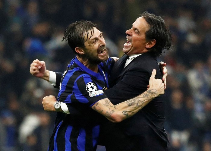 Euforia Pemain Inter Milan Melaju ke Final Liga Champions Soccer Football - Champions League - Semi Final - Second Leg - Inter Milan v FC Barcelona - San Siro, Milan, Italy - May 6, 2025 Inter Milan's Yann Bisseck with teammates celebrate after the match REUTERS/Alessandro Garofalo