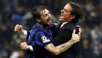 Francesco Acerbi dan pelatih Simone Inzaghi merayakan setelah pertandingan. Duel Inter Milan vs Barcelona memainkan semifinal leg kedua Liga Champions. Bertanding di Giuseppe Meazza, Rabu (7/5) dinihari WIB, kedua tim bermain sama kuat 3-3 sampai akhir babak kedua. REUTERS/Alessandro Garofalo