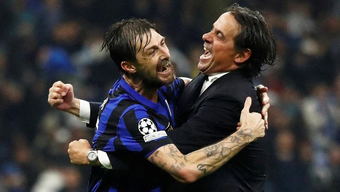 Euforia Pemain Inter Milan Melaju ke Final Liga Champions Soccer Football - Champions League - Semi Final - Second Leg - Inter Milan v FC Barcelona - San Siro, Milan, Italy - May 6, 2025 Inter Milan's Yann Bisseck with teammates celebrate after the match REUTERS/Alessandro Garofalo