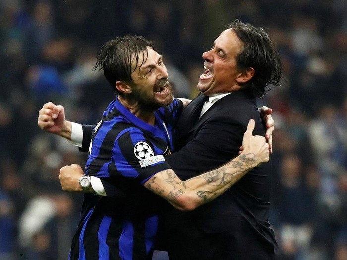 Soccer Football - Champions League - Semi Final - Second Leg - Inter Milan v FC Barcelona - San Siro, Milan, Italy - May 6, 2025 Inter Milan's Yann Bisseck with teammates celebrate after the match REUTERS/Alessandro Garofalo