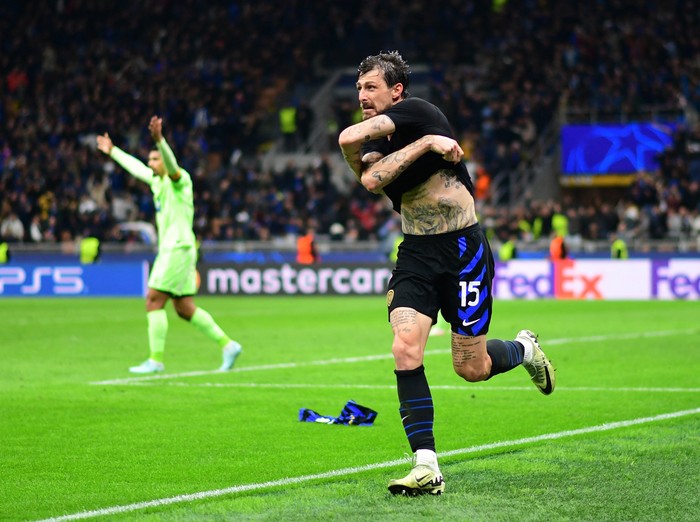 Francesco Acerbi Soccer Football - Champions League - Semi Final - Second Leg - Inter Milan v FC Barcelona - San Siro, Milan, Italy - May 6, 2025 Inter Milans Francesco Acerbi celebrates scoring their third goal REUTERS/Daniele Mascolo