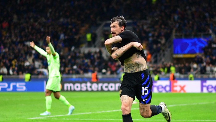 Soccer Football - Champions League - Semi Final - Second Leg - Inter Milan v FC Barcelona - San Siro, Milan, Italy - May 6, 2025 Inter Milans Francesco Acerbi celebrates scoring their third goal REUTERS/Daniele Mascolo
