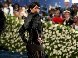 Gaya Berani Halle Berry di MET Gala 2025, Berbalut Gaun Transparan