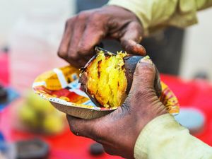 Viral Aksi Penjual Makanan Jorok yang Bikin Jijik dan Mual Viral Aksi Penjual Makanan Jorok yang Bikin Jijik dan Mual