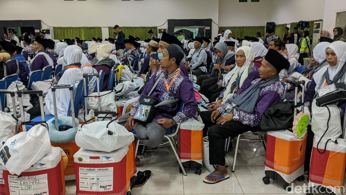 Ilustrasi - Suasana kandidat haji di Asrama Haji Nusa Tenggara Barat (NTB). (Foto: Ahmad Viqi/detikBali) Munakosah Haji 2025