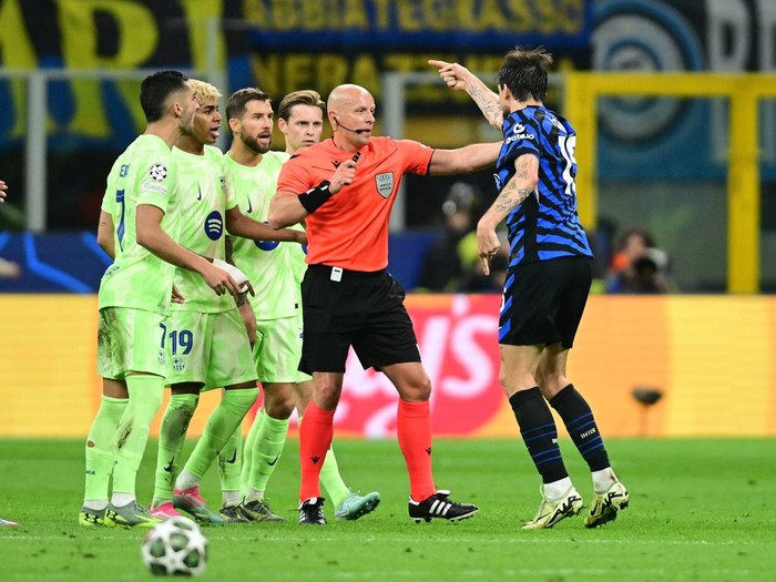 Soccer Football - Champions League - Semi Final - Second Leg - Inter Milan v FC Barcelona - San Siro, Milan, Italy - May 6, 2025 Inter Milans Francesco Acerbi clashes with FC Barcelonas Inigo Martinez REUTERS/Daniele Mascolo