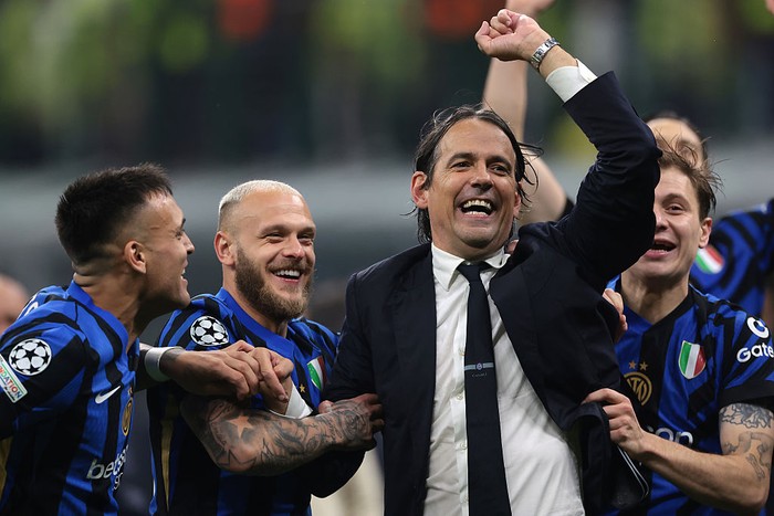 MILAN, ITALY - MAY 06: Lautaro Martinez, Federico Dimarco and Nicolo Barella of FC Internazionale celebrate the 4-3 victory with Simone Inzaghi Head coach of FC Internazionale following the final whistle of the UEFA Champions League 2024/25 Semi Final Second Leg match between  FC Internazionale Milano and FC Barcelona at Giuseppe Meazza Stadium on May 06, 2025 in Milan, Italy. (Photo by Jonathan Moscrop/Getty Images)