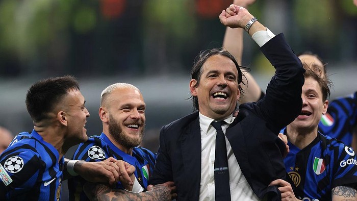 MILAN, ITALY - MAY 06: Lautaro Martinez, Federico Dimarco and Nicolo Barella of FC Internazionale celebrate the 4-3 victory with Simone Inzaghi Head coach of FC Internazionale following the final whistle of the UEFA Champions League 2024/25 Semi Final Second Leg match between  FC Internazionale Milano and FC Barcelona at Giuseppe Meazza Stadium on May 06, 2025 in Milan, Italy. (Photo by Jonathan Moscrop/Getty Images)