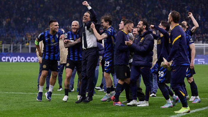inter milan ke final liga champions inter vs barcelona inter milan vs barcelona simeone inzaghi liga champions semifinal liga champions MILAN, ITALY - MAY 06: Head coach Simone Inzaghi (L) of FC Internazionale celebrates winning the match against FC Barcelona with his players during the UEFA Champions League 2024/25 Semi Final Second Leg match between FC Internazionale Milano and FC Barcelona at Giuseppe Meazza Stadium on May 06, 2025 in Milan, Italy. (Photo by Emmanuele Ciancaglini/Ciancaphoto Studio/Getty Images)