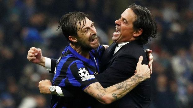 Soccer Football - Champions League - Semi Final - Second Leg - Inter Milan v FC Barcelona - San Siro, Milan, Italy - May 6, 2025 Inter Milan's Francesco Acerbi and coach Simone Inzaghi celebrate after the match REUTERS/Alessandro Garofalo     TPX IMAGES OF THE DAY