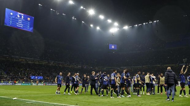 Soccer Football - Champions League - Semi Final - Second Leg - Inter Milan v FC Barcelona - San Siro, Milan, Italy - May 6, 2025 Inter Milan players celebrate after the match REUTERS/Alessandro Garofalo