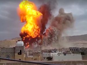 Video Israel Serang Balik Yaman, Bandara-Pabrik Semen Hancur