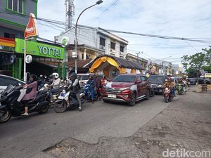 Daeng Tata Raya Makassar Macet Parah, Ternyata Ada Tenda Nikah di Badan Jalan Daeng Tata Raya Makassar Macet Parah, Ternyata Ada Tenda Nikah di Badan Jalan