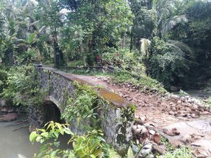 Setahun Jebol, Jembatan di Tabanan Diuruk Pakai Sabut Kelapa Setahun Jebol, Jembatan di Tabanan Diuruk Pakai Sabut Kelapa