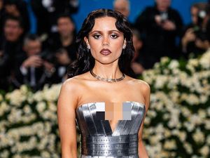 Bintang Wednesday Jenna Ortega Pakai Gaun Terbuat dari Penggaris Besi Bintang Wednesday Jenna Ortega Pakai Gaun Terbuat dari Penggaris Besi