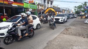 Potret Tenda Pernikahan Biang Kerok Macet Parah Jalan Daeng Tata Raya Makassar