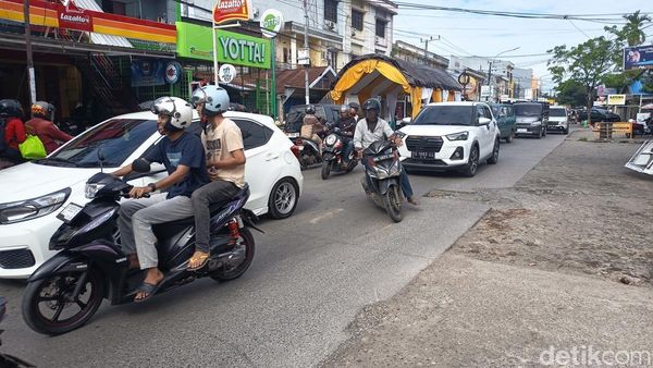 Potret Tenda Pernikahan Biang Kerok Macet Parah Jalan Daeng Tata Raya Makassar