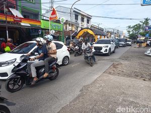 Potret Tenda Pernikahan Biang Kerok Macet Parah Jalan Daeng Tata Raya Makassar