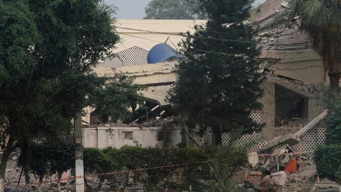 Kerusakan di kawasan Muridke, Pakistan, usai dihantam serangan rudal India A view shows a damaged building after it was hit by an Indian strike in Muridke near Lahore, Pakistan, May 7, 2025. REUTERS/Mohsin Raza Purchase Licensing Rights