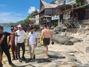 Satpol PP Tunggu Perintah Bupati Bongkar Bangunan Ilegal di Pantai Bingin Satpol PP Tunggu Perintah Bupati Bongkar Bangunan Ilegal di Pantai Bingin