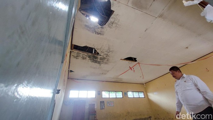 Kondisi Plafon Ruang Kelas di KBB yang Rusak Gegara Hujan Deras Kondisi Plafon Ruang Kelas di KBB yang Rusak Gegara Hujan Deras