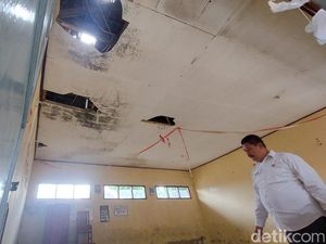 Plafon 3 Ruang Kelas SD di KBB Jebol Usai Diguyur Hujan Beberapa Hari Plafon 3 Ruang Kelas SD di KBB Jebol Usai Diguyur Hujan Beberapa Hari